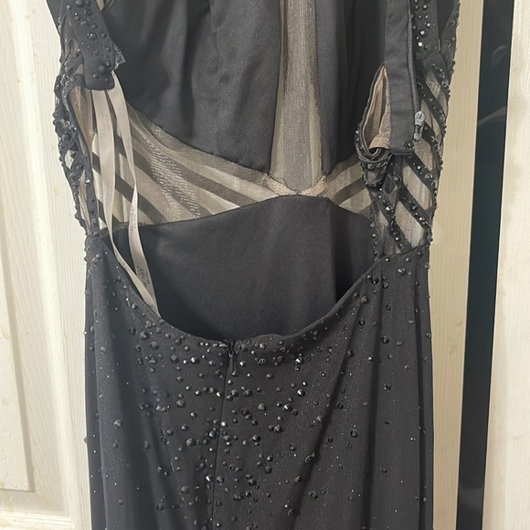 Evening gown Gorgeous black dress worn once. Black shiny beading to the floor. - Picture 17 of 17